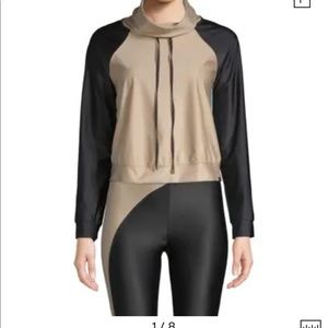 Koral pump energy pullover beige, black & blue